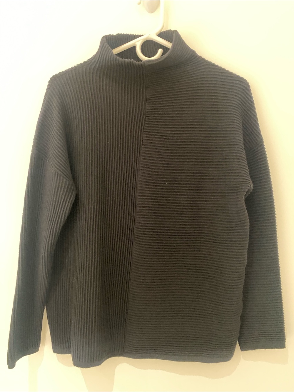 T Tahari Women’s Black Mock Turtleneck Sweater
Size Medium